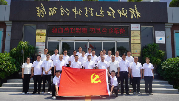 中共秀才庄党委莅临新乡红色精神传习馆开展主题党日活动